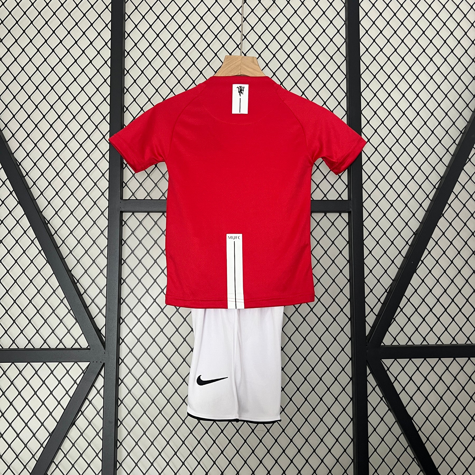 KIT INFANTIL RETRÔ MANCHESTER UNITED HOME 08/09