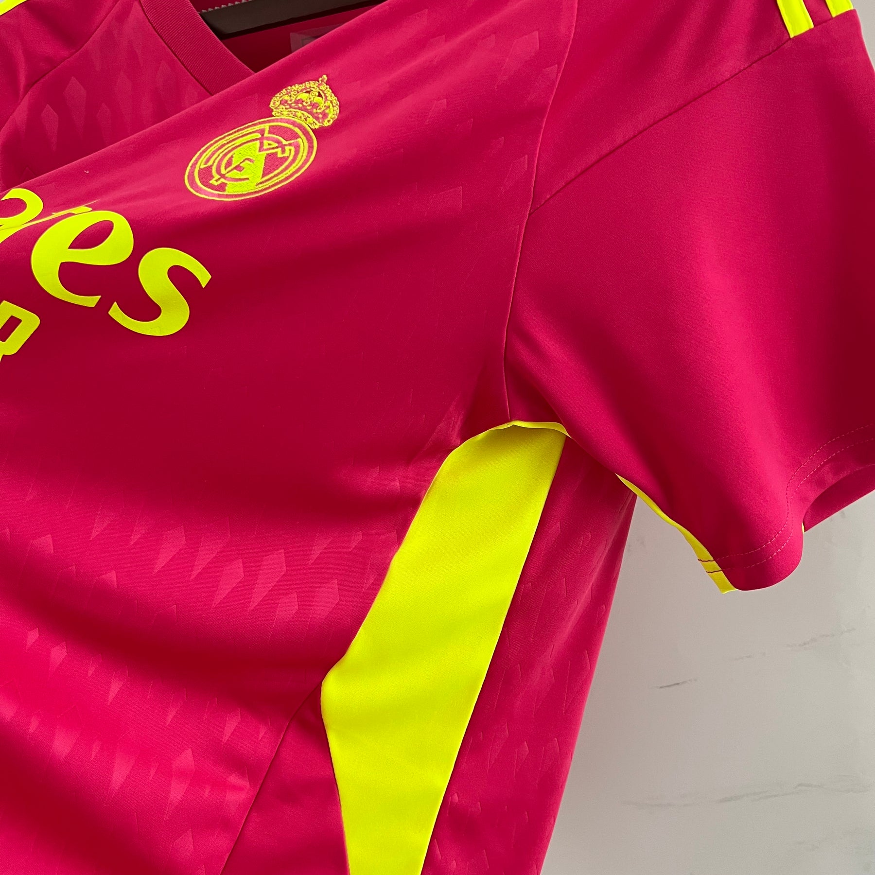 CAMISA REAL MADRID GOLEIRO PINK 23/24